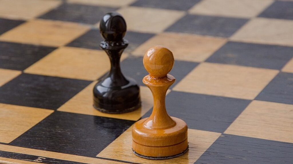 Peón blanco y peón negro de ajedrez