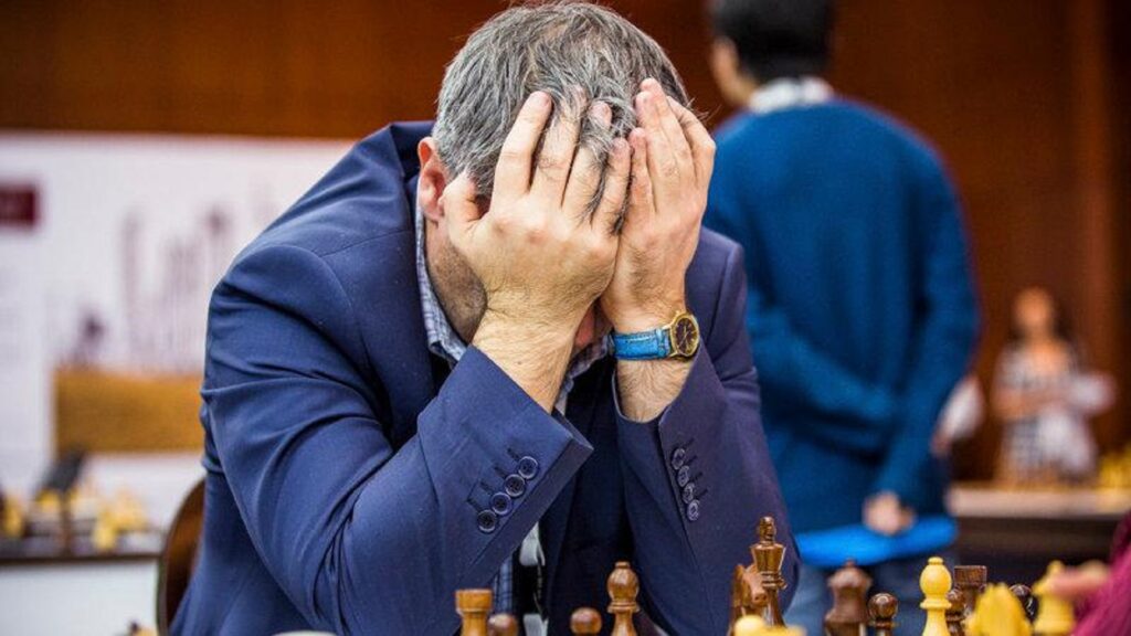 Jugador de ajedrez se lleva las manos a la cabeza