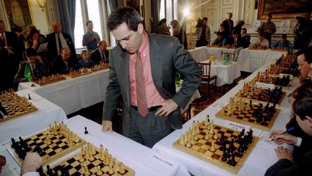 Garry Kasparov jugando partidas simultáneas