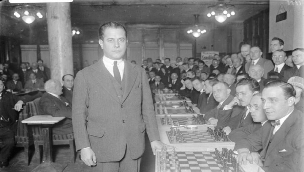 José Raúl Capablanca en un simultánea de ajedrez