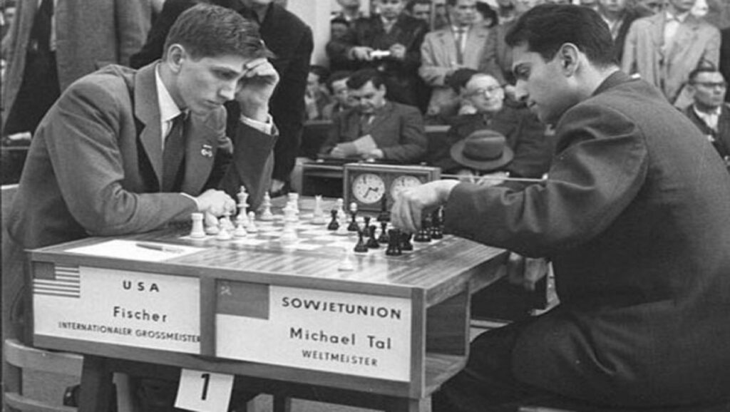 Bobby Fischer jugando contra Michael Tal en 1960