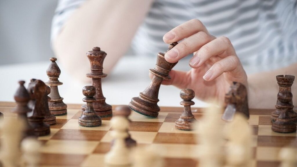 Persona jugando al ajedrez