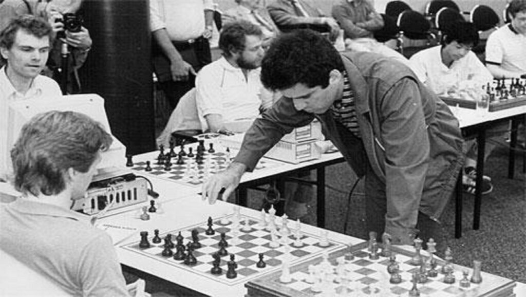 Garry Kasparov jugando partidas simultáneas