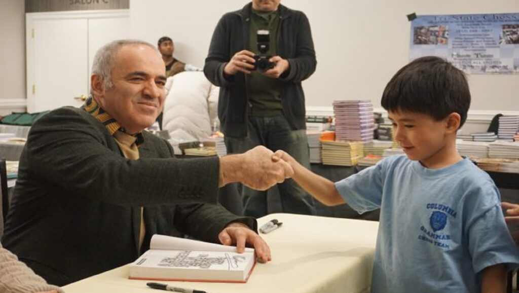 Garry Kasparov con un niño