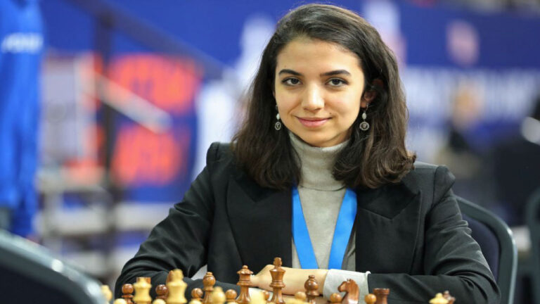 Sara Khademalsharieh juega sin velo en el mundial de Kazajistán